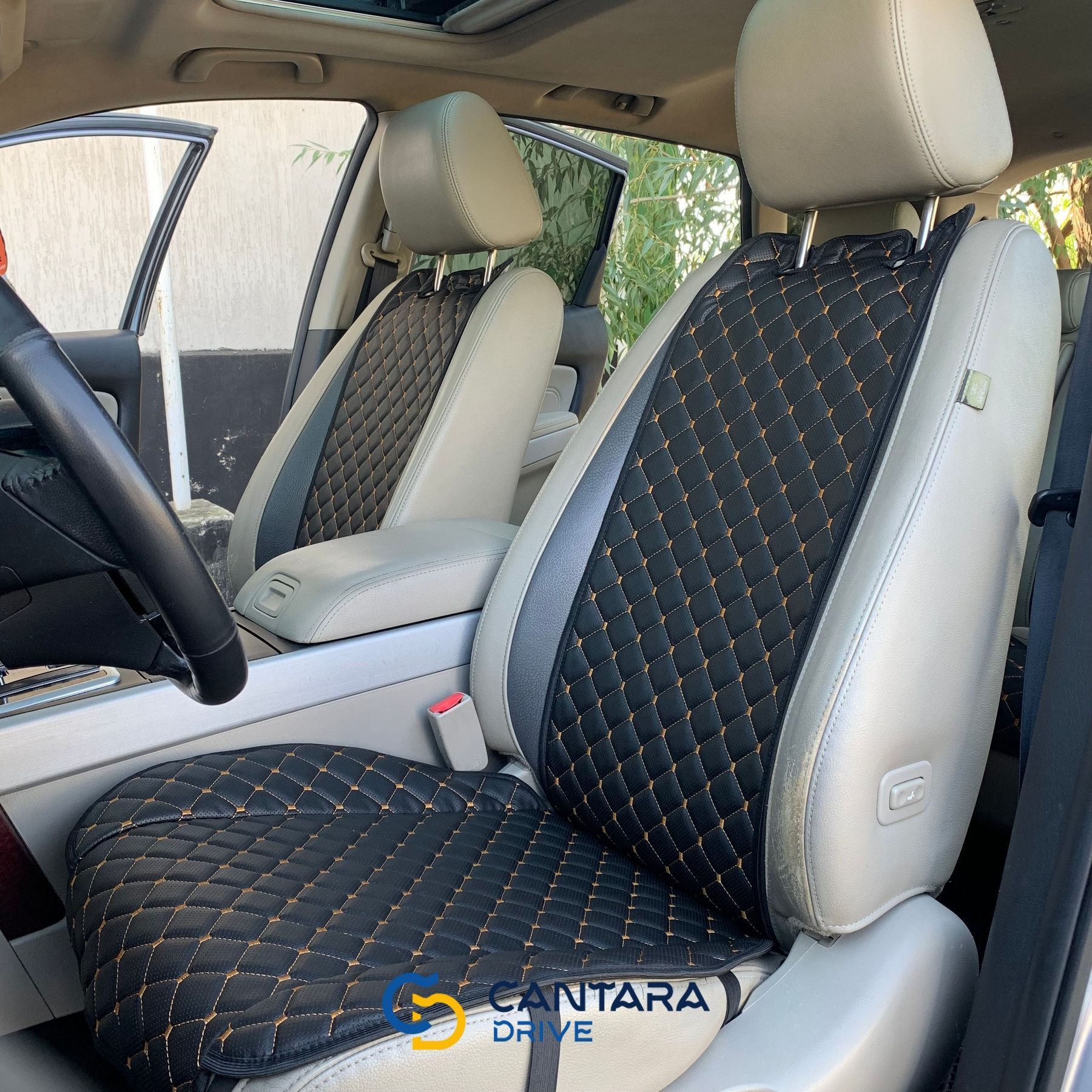 купити Накидки для авто з перфорованої екошкіри, Чорні із золотим рядком, Преміум, Передній комплект 5
