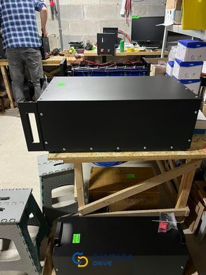Збірка акумулятора на 16 кВт (16080 Wh) з 16 комірок LiFePO4 314Ah Grade-A, дисплей 3,2 дюйми LCD і пара прохідних клем DC 200 А, автомат живлення DC 250 А з звичайною BMS