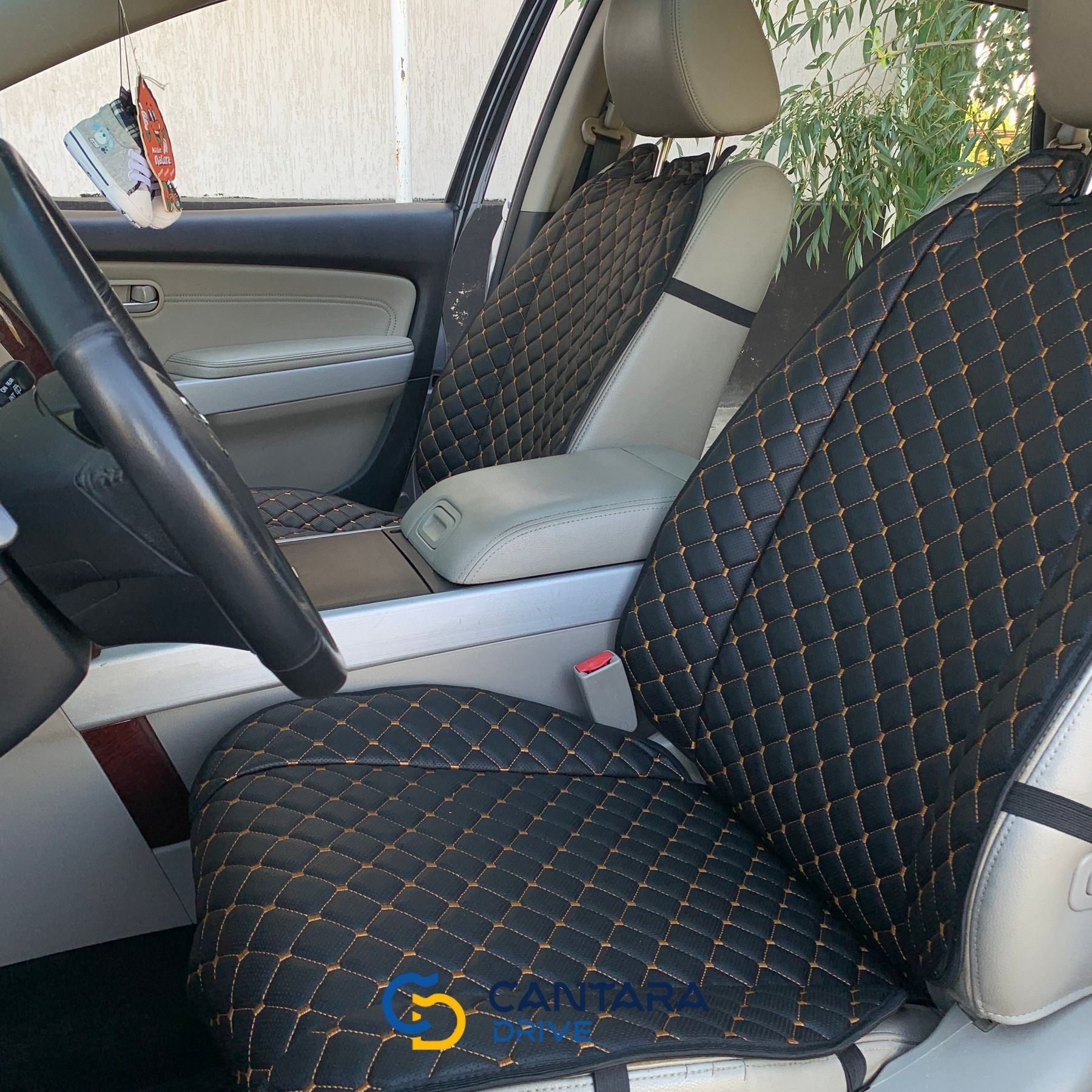 купить Накидки для авто из перфорированной экокожи, Черные с золотой строчкой, Премиум+, Передний комплект 3