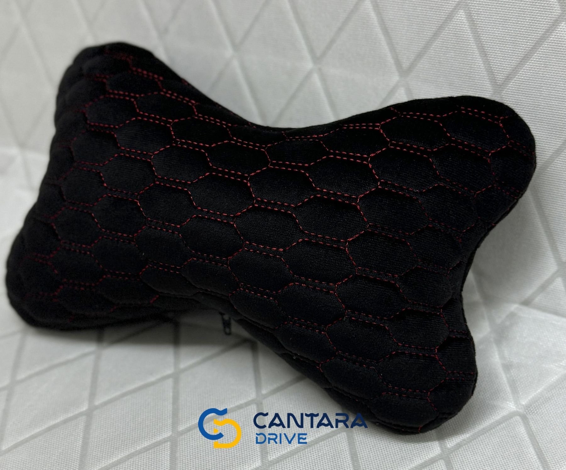купить Автоподушка подголовник из алькантары Lux Черные плоские соты с красной строчкой 2