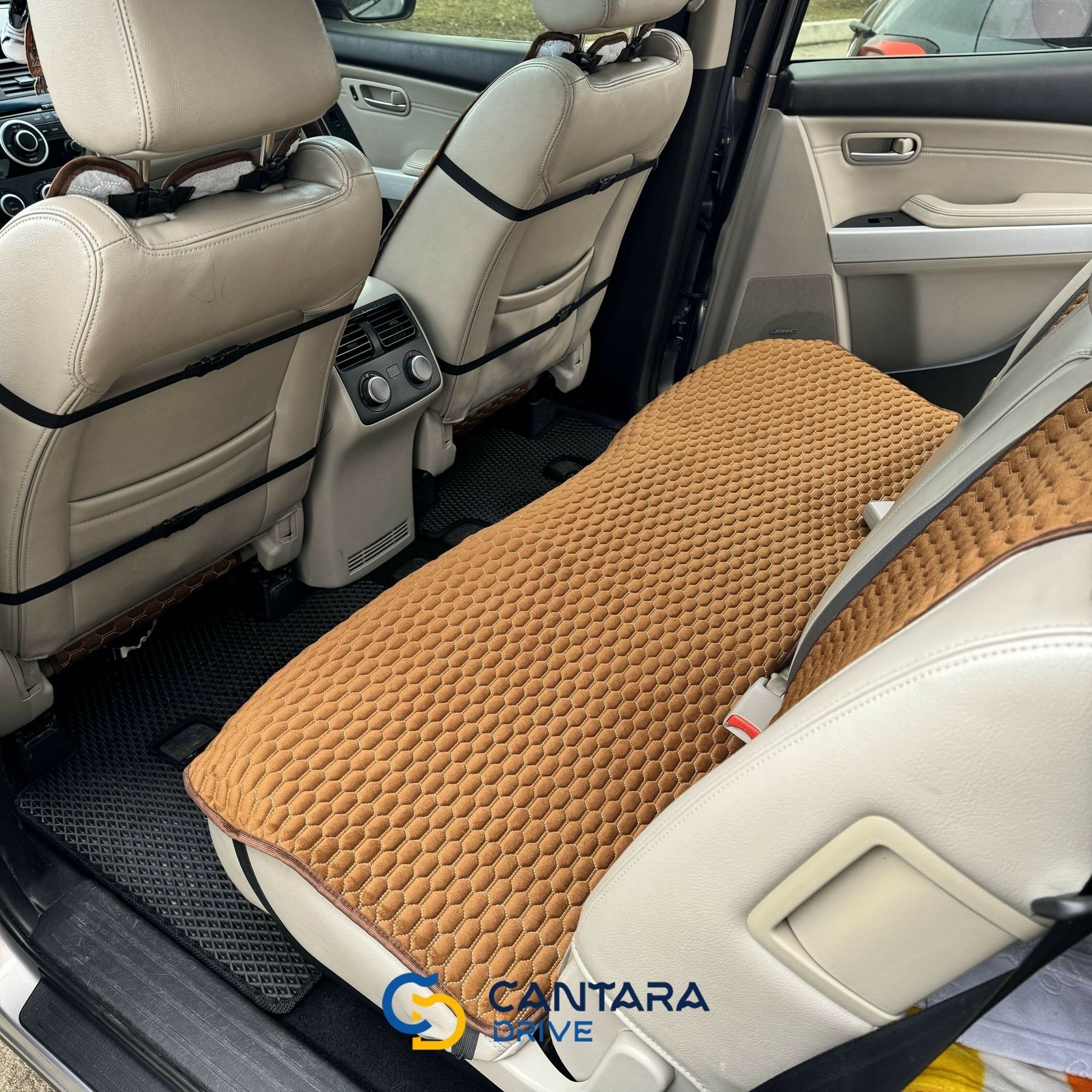 купити Накидка задня для авто з алькантари Lux Коричневі плоскі стільники з білим рядком 2