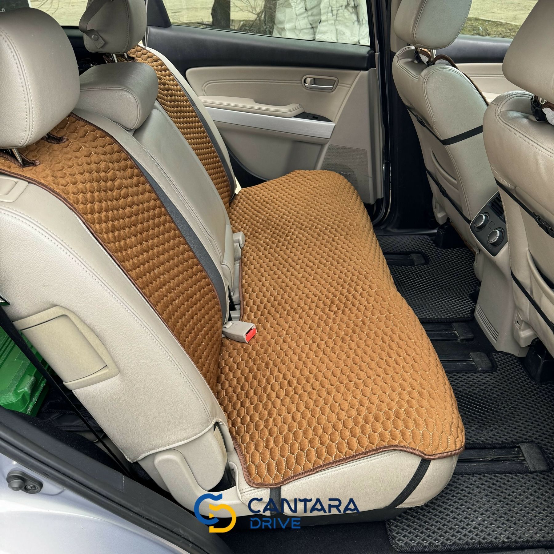 купити Накидка задня для авто з алькантари Lux Коричневі плоскі стільники з білим рядком 3
