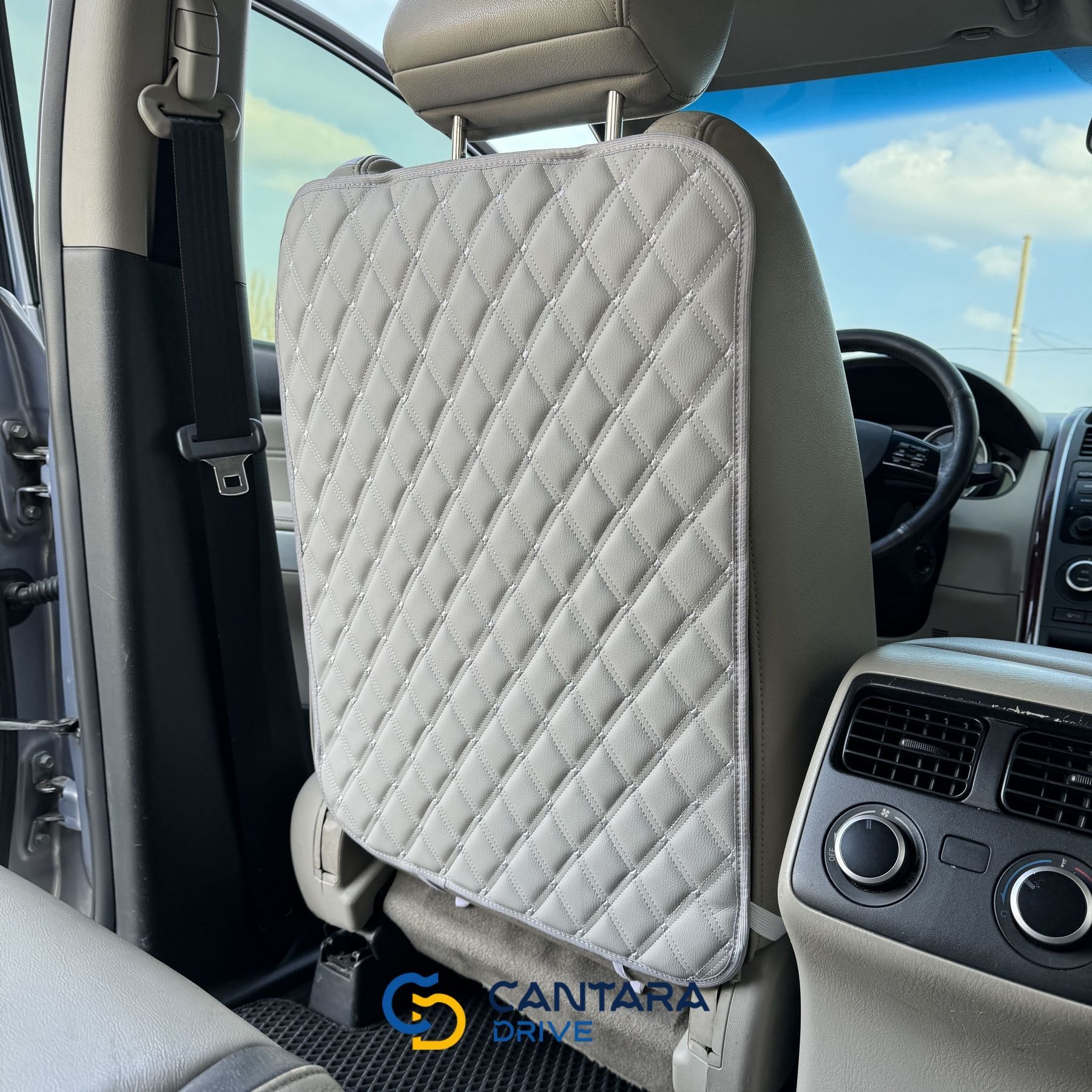 купити Захисна накидка на сидіння авто від ніг дитини з Екошкіри Світло-сіра з подвійним білим рядком 2